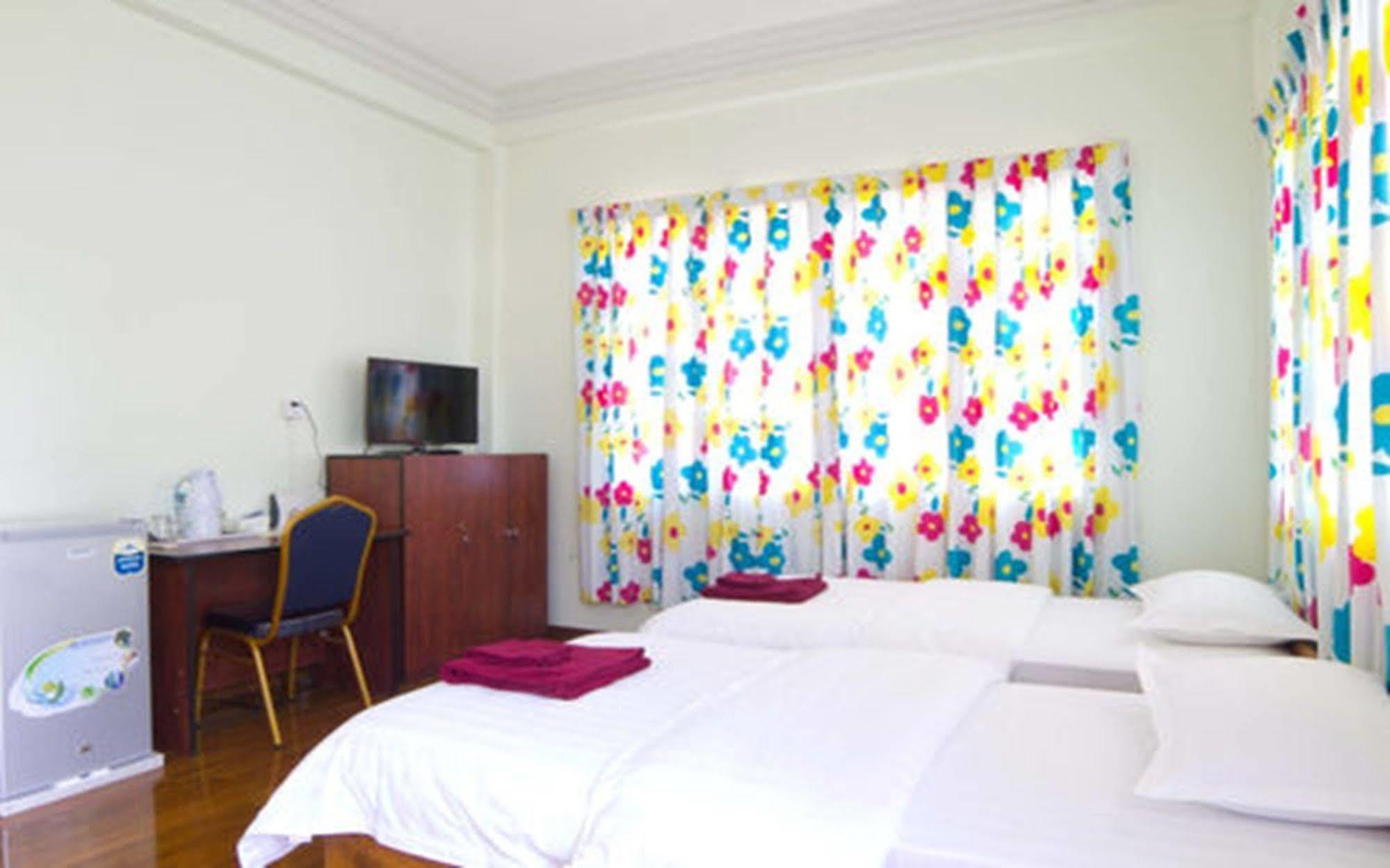 Majesty Hotel Yangon Exterior foto